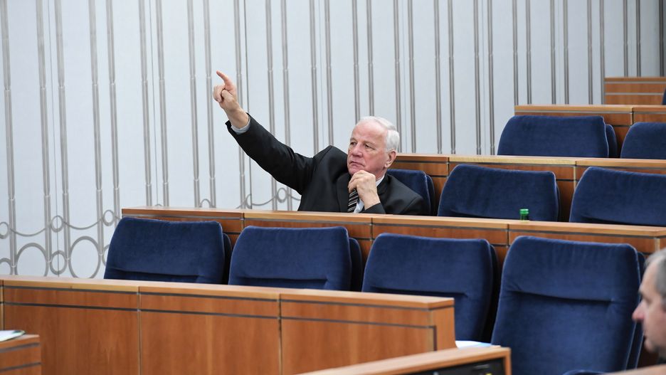 Senator Jan Rulewski mówił, że pieniądze na nową pomoc można by wziąć z środków zaoszczędzonych na redukcji wynagrodzenia parlamentarzystów.