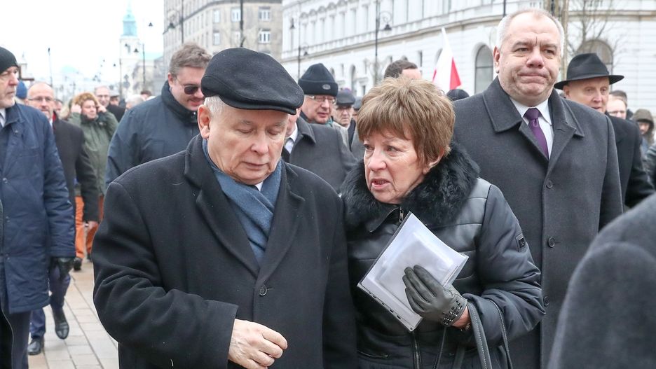 Jarosław Kaczyński w obecności Zofii Itman, która w ręku ma plik dokumentów 