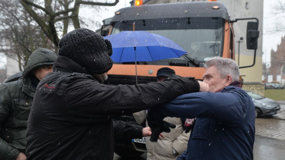 Pomnik ks. Henryka Jankowskiego został w nocy przewrócony przy pomocy lin