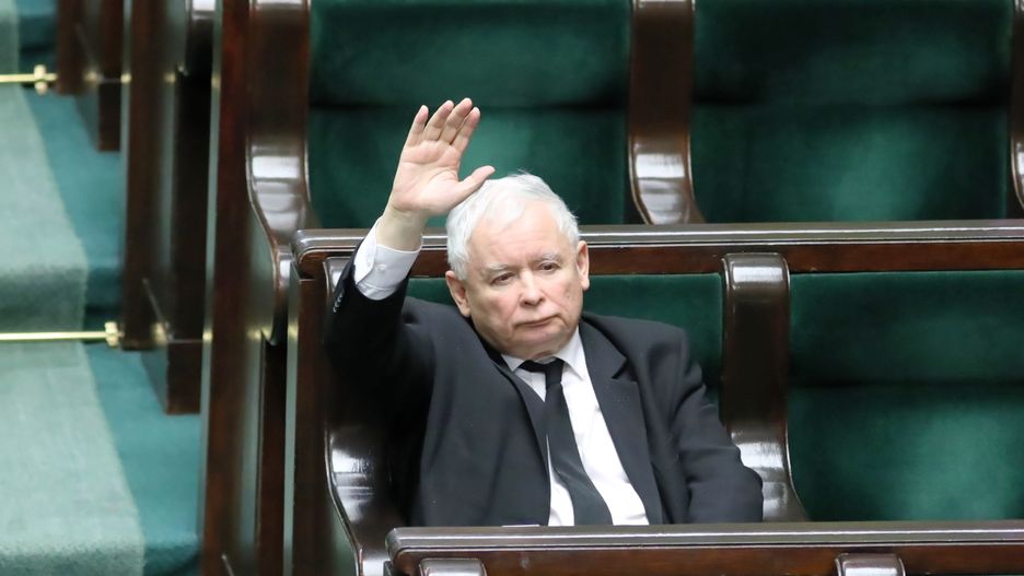 Prezes PiS Jarosław Kaczyński głosuje nad poprawkami Senatu do ustaw tworzących tzw. tarczę antykryzysową.