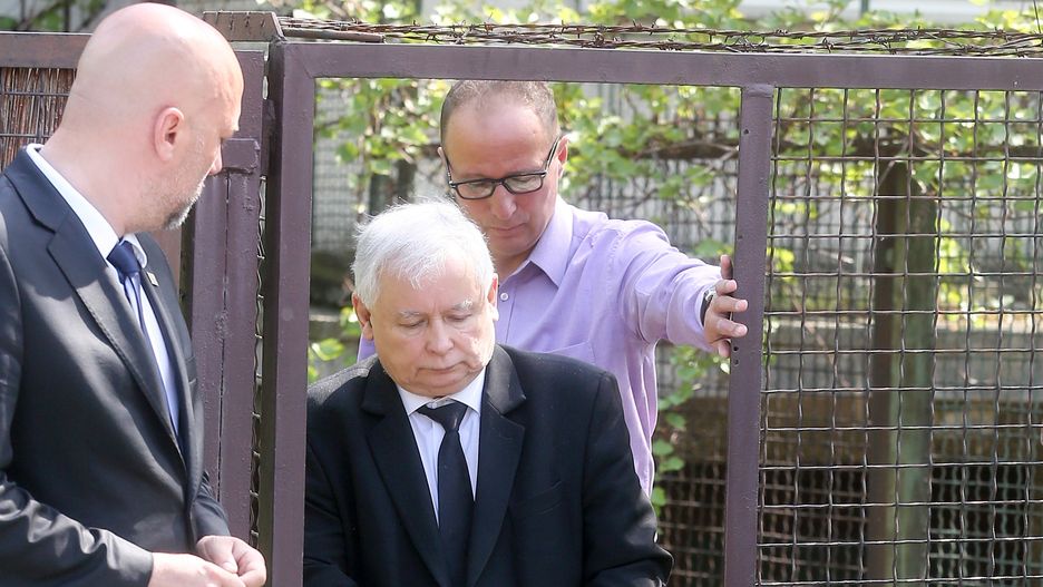 Jarosław Kaczyński musiał chodzić o kulach