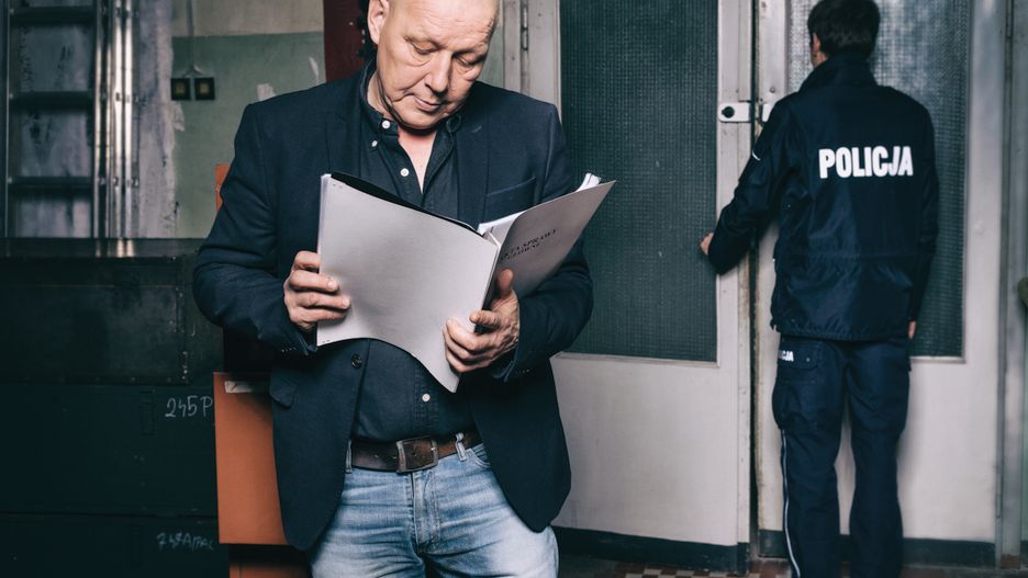 Dzięki swoim zdolnościom wskazuje miejsca, w których znajdują się ciała samobójców i ofiar morderstw, pomaga odnaleźć zaginionych.