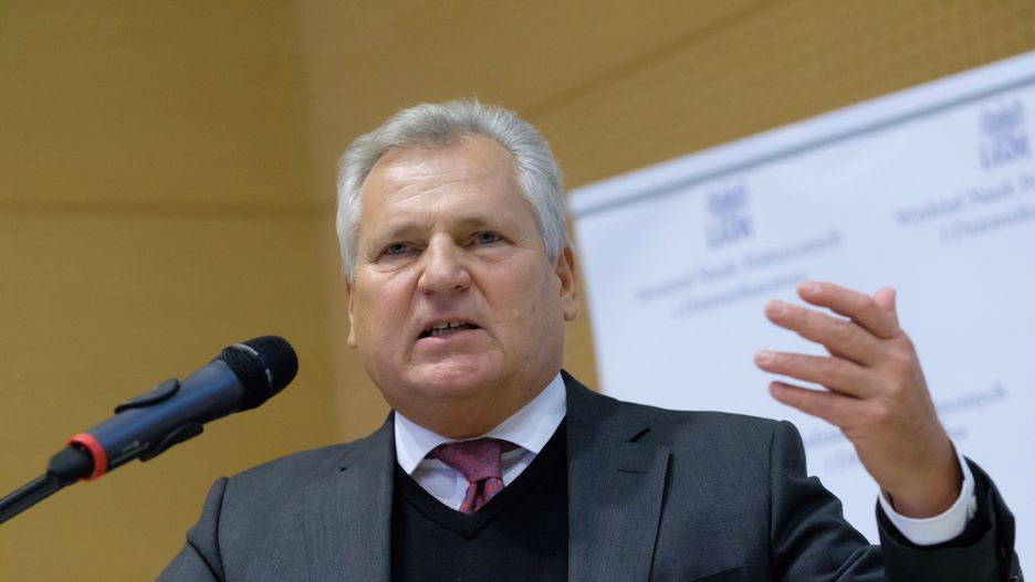 16 lipca 1997 r. Aleksander Kwaśniewski podpisał tekst Konstytucji