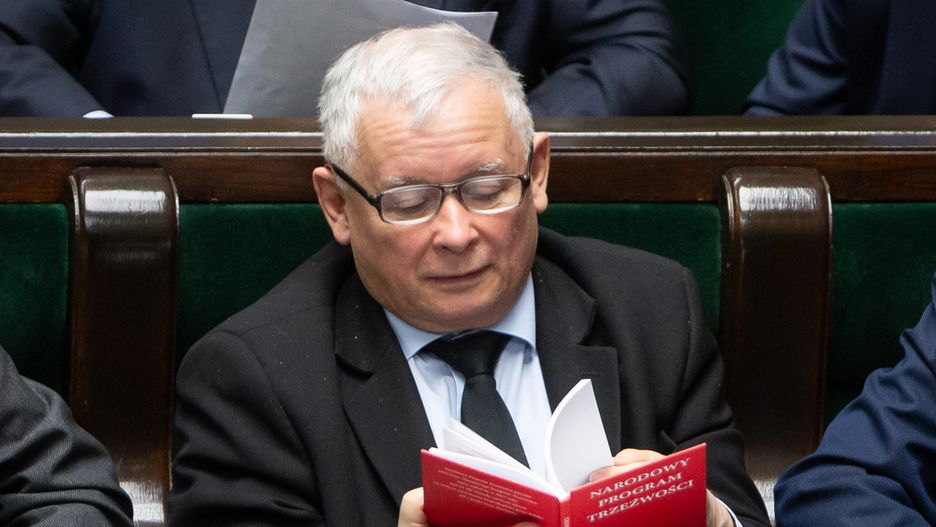 Nie pierwszy raz prezes PiS wziął do Sejmu lekturę