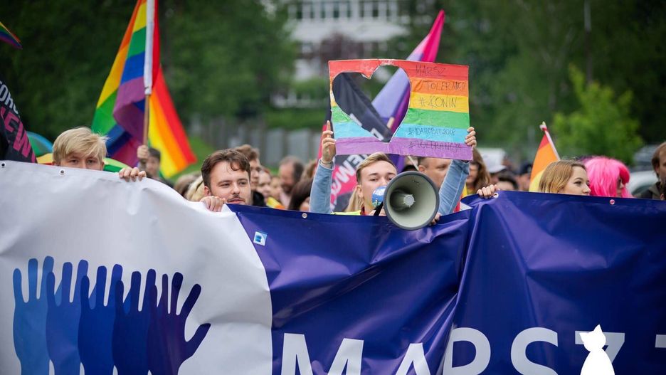 Mikołaj (w środku, z megafonem) podczas "Marszu Tolerancji", który nie spodobał się proboszczowi 