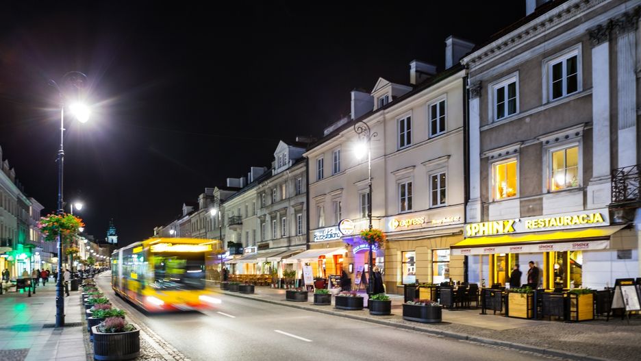 Ulice Nowy Świat i Krakowskie Przedmieście niedostępne dla aut elektrycznych i hybrydowych