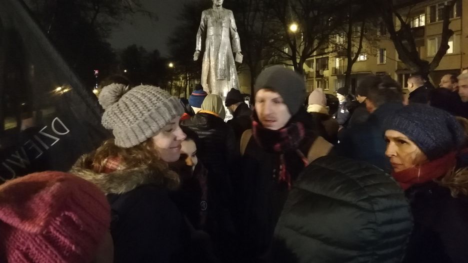 Skwer i pomnik ks. Henryka Jankowskiego. Manifestacja gdańszczan, domagających się wyjaśnienia zarzutów pedofilii kierowanych wobec prałata