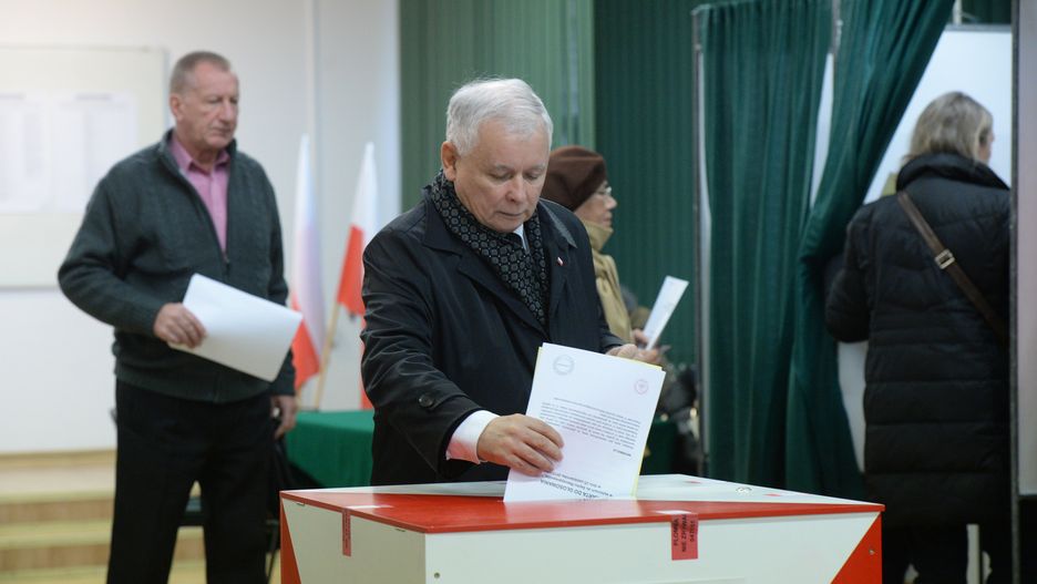 Prezes PiS Jarosław Kaczyński podczas głosowania w obwodowej komisji wyborczej w Szkole Głównej Służby Pożarniczej w Warszawie w 2015 r. Wybory parlamentarne.