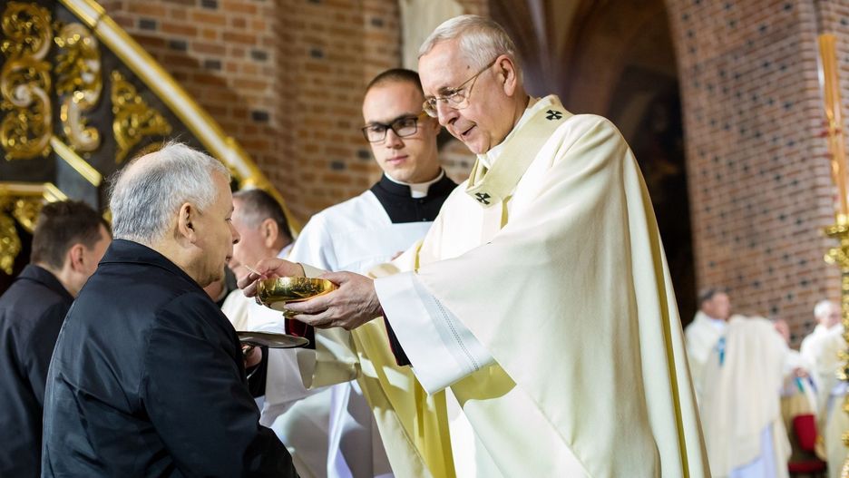 Kwiecień 2016 roku, Poznań. Uroczystości 1050 rocznicy Chrztu Polski. Abp Gądecki udziela komunii św. Jarosławowo Kaczyńskiemu.