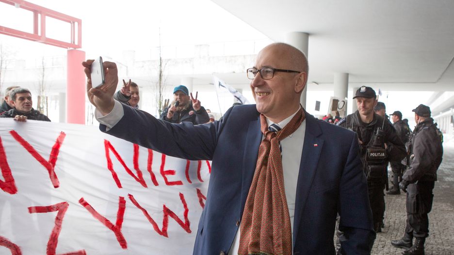 Szef MSWiA Joachim Brudziński odstąpił od planu zmiany ustawy, choć nie ma możliwości reagowania na nierozliczone zbiórki