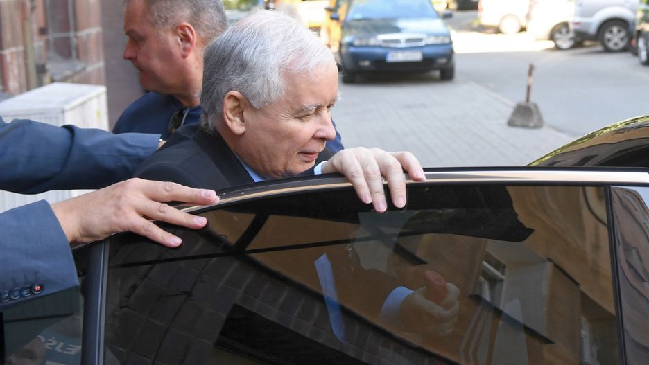 Prezes Jarosław Kaczyński wyleczył infekcję kolana