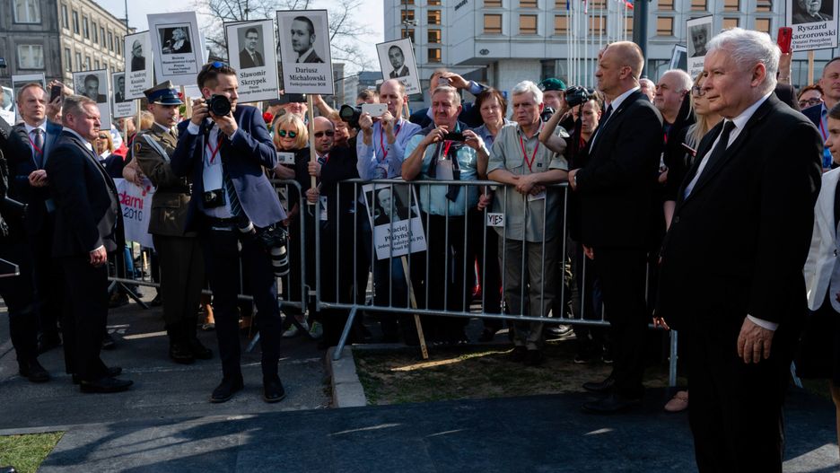 Jarosław Kaczyński podczas obchodów 8. rocznicy tragedii smoleńskiej. Plac Piłsudskiego.