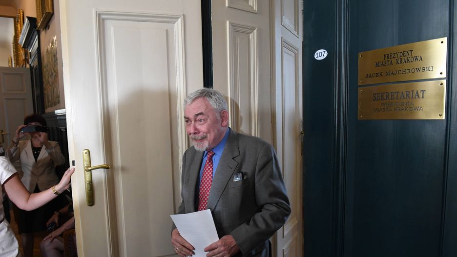 Prezydent Krakowa wchodzi na konferencję prasową