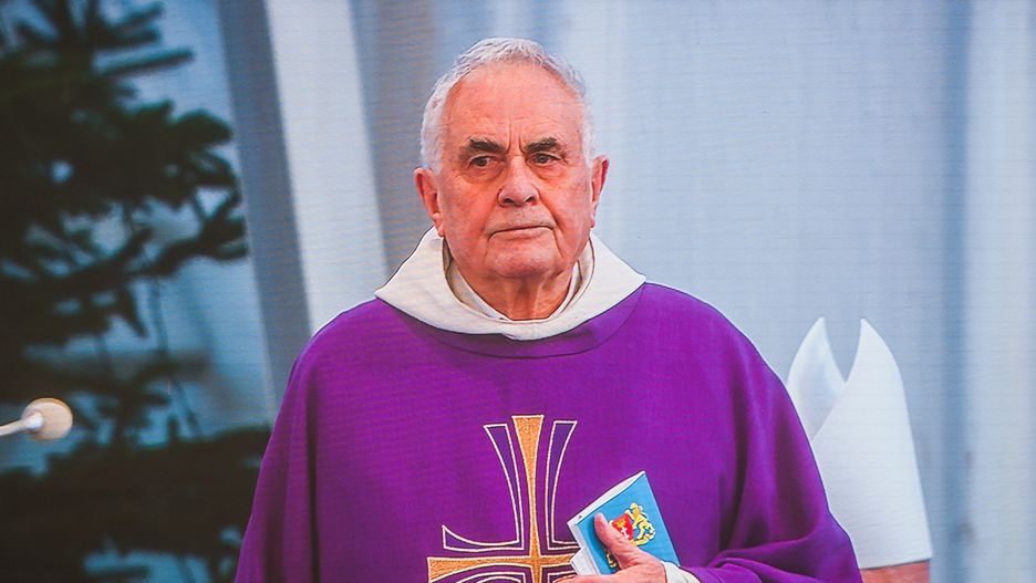 Strajk nauczycieli 2019. O. Wiśniewski kibicuje nauczycielom
