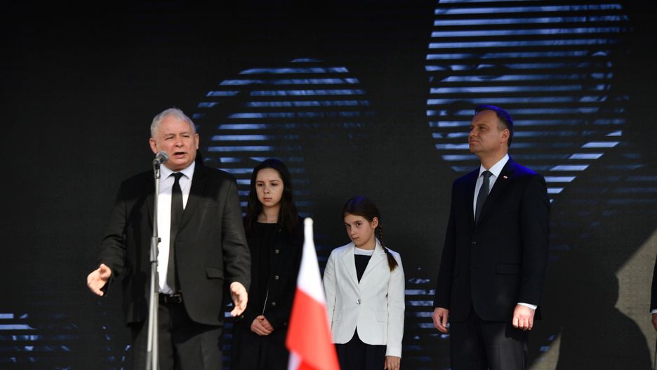 Jarosław Kaczyński po odsłonięciu pomnika ofiar katastrofy smoleńskiej przemówił na placu Piłsudskiego.
