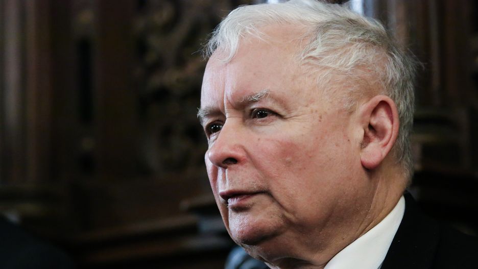 Polacy uważają, że nie należy nakłaniać Kaczyńskiego do odejścia z polityki