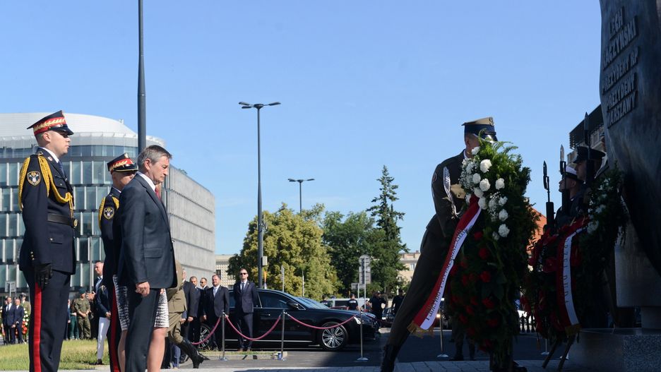 Kwiaty złożyli m.in premier oraz marszałkowie Sejmu i Senatu