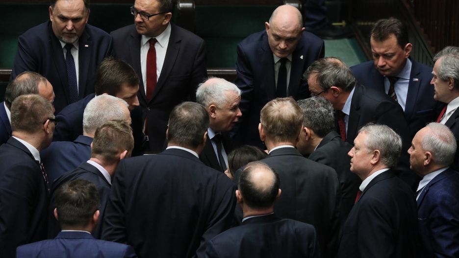 "FAZ" podkreśla, że takie postępowanie jak w Polsce, musi podlegać unijnym sankcjom