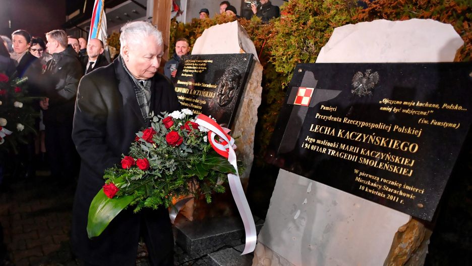 Jarosław Kaczyński przy pamiątkowych tablicach w Starachowicach