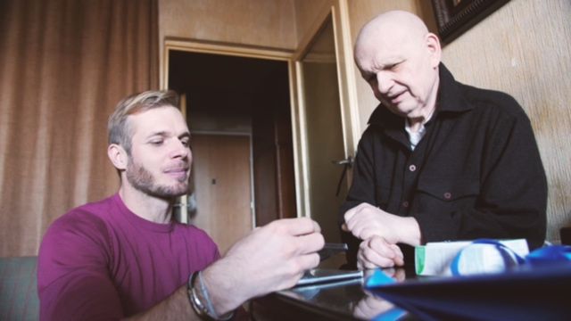 Tomasz Ciachorowski pomaga potrzebującym 