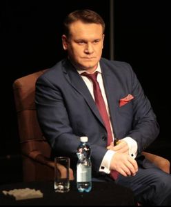 Hipokryzja posła PiS. Dominik Tarczyński pobiera poselskie uposażenie. Mamy potwierdzenie