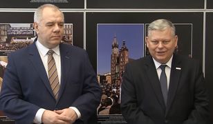 Marek Suski i Jacek Sasin proszą o wpłaty. "Pomnik ofiar katastrofy smoleńskiej nie jest jeszcze ukończony"