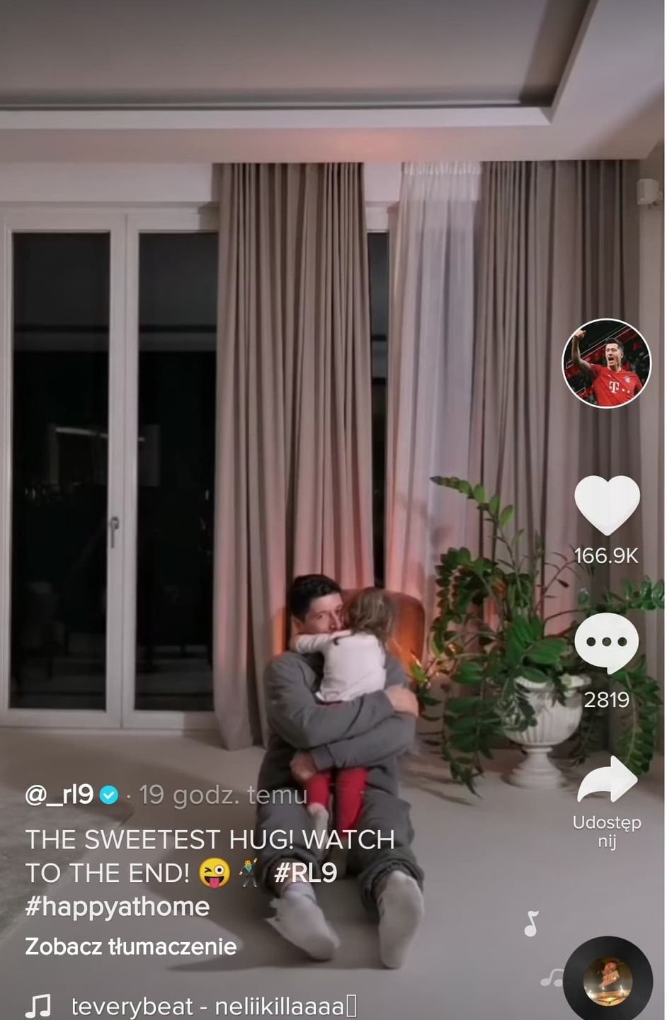 Robert Lewandowski z córką Klarą na TikToku. 