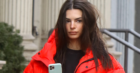 Emily Ratajkowski w niecodziennej stylizacji. Trudno było ją rozpoznać