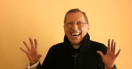 Kiedyś duszpasterz metali, dziś przewodzi kibolom. Kim jest ks. Kneblewski?