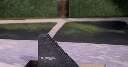 Czerwony dywan, żywopłot i krzyż przed pomnikiem smoleńskim. Zapytaliśmy warszawiaków, co o tym sądzą