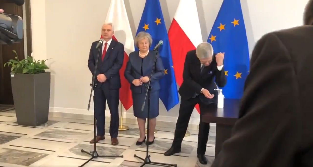 Marszałek Tomasz Grodzki źle umył ręce? Stanisław Karczewski pokazał inną technikę