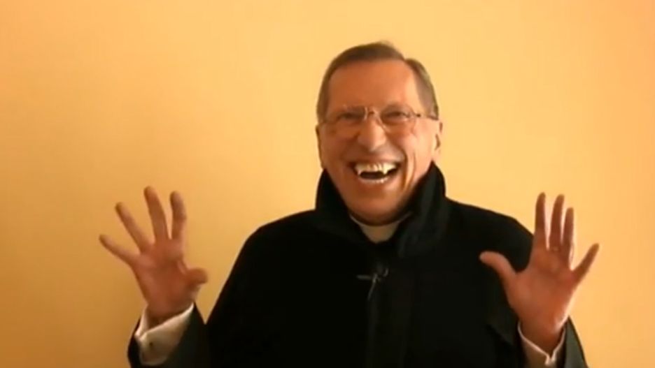 Ksiądz Roman Kneblewski przebrany za wampira.
