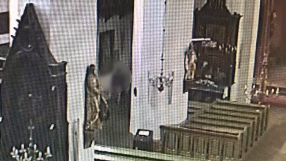 Mężczyźni próbowali podnieść skarbonkę, ale była zbyt ciężka