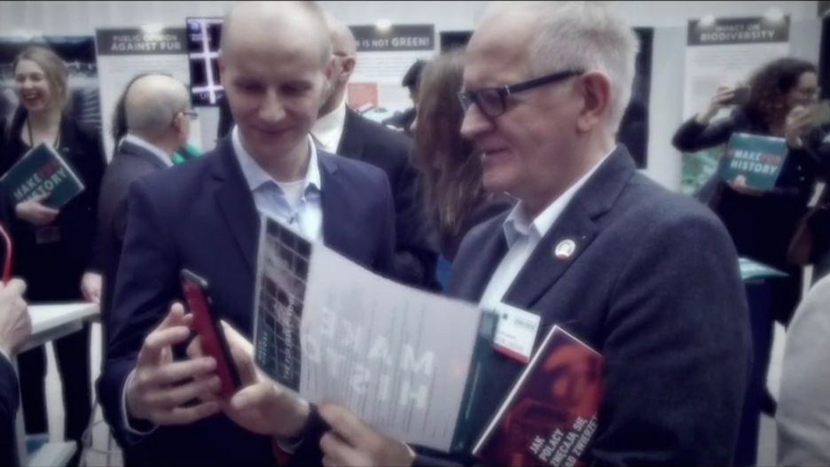 Krzysztof Czabański wśród ekologów. Kadr z filmu "Zaćmienie..."