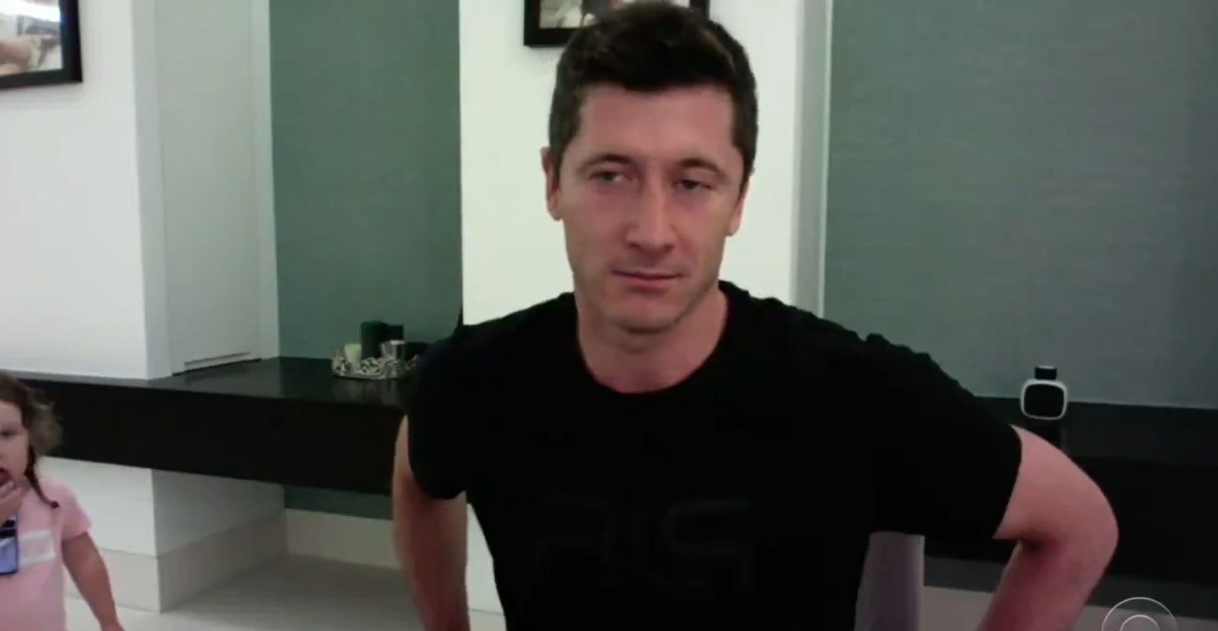 Robert Lewandowski udzielał wywiadu. Klara pojawiła się kadrze