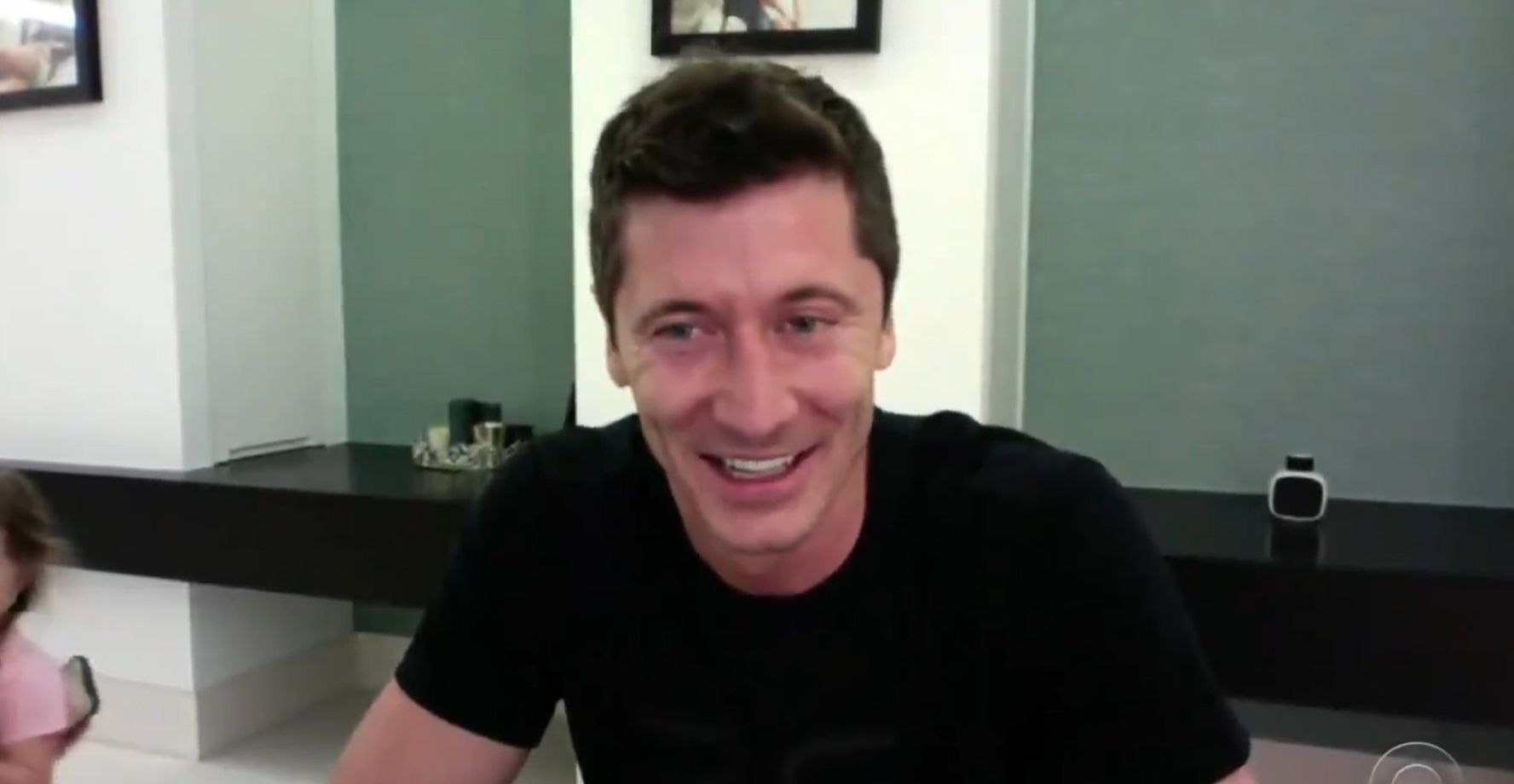 Robert Lewandowski udzielał wywiadu. Klara pojawiła się kadrze