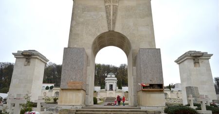 Kolejny atak wandali na Cmentarzu Orląt Lwowskich. Zatrzymano trzy osoby