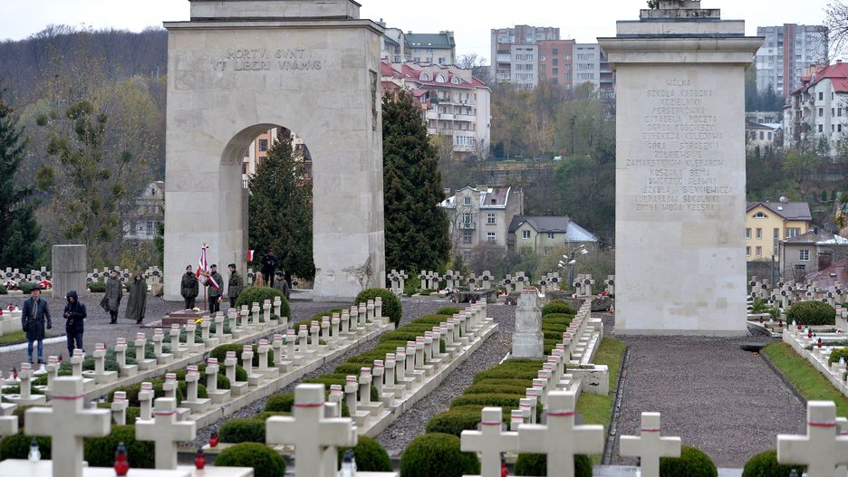 Na cmentarzu znajdują się przede wszystkim mogiły uczestników bitwy o Lwów i Małopolskę Wschodnią z lat 1918-1920