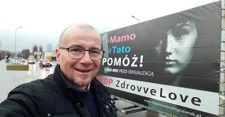 Zdrovve Love. Marek Skiba walczy z "ohydnym złem". Tata-katolik kontra edukacja seksualna