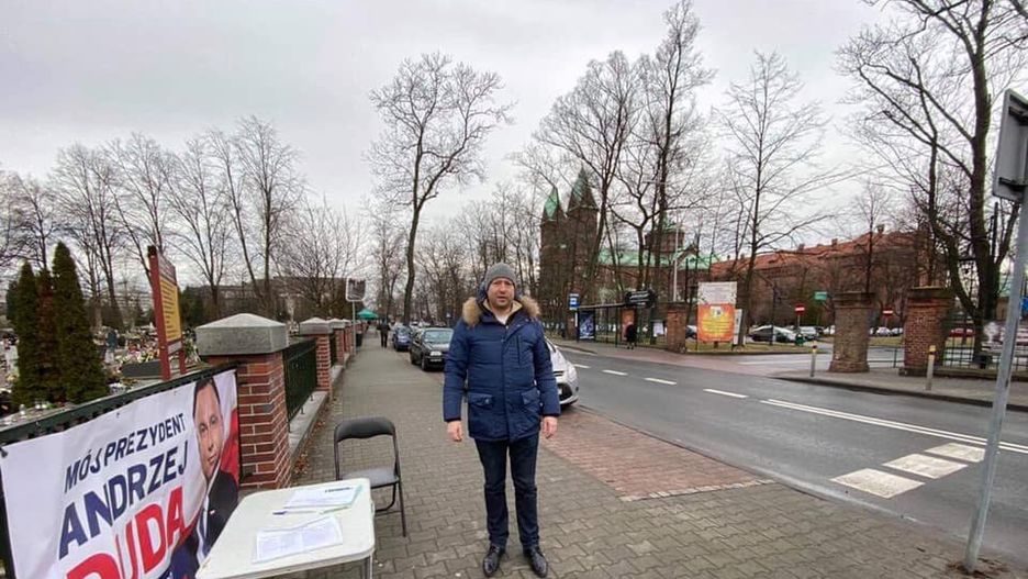 Wybory prezydenckie 2020. Wiceprezydent Katowic Marek Skiba obok baneru z wizerunkiem Andrzeja Dudy