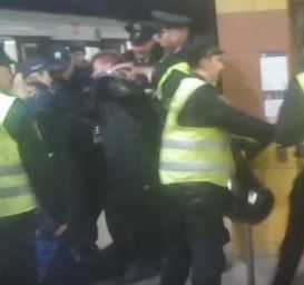 Wardęga wyrzucony z metra przez policję! Zaczepiał pasażerów