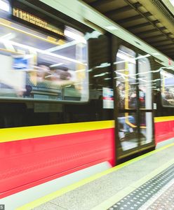 Incydent w metrze. Osoba przechadzała się tunelem