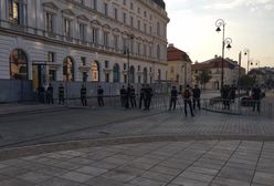 Krakowskie Przedmieście już zamknięte. Policjanci przy barierkach