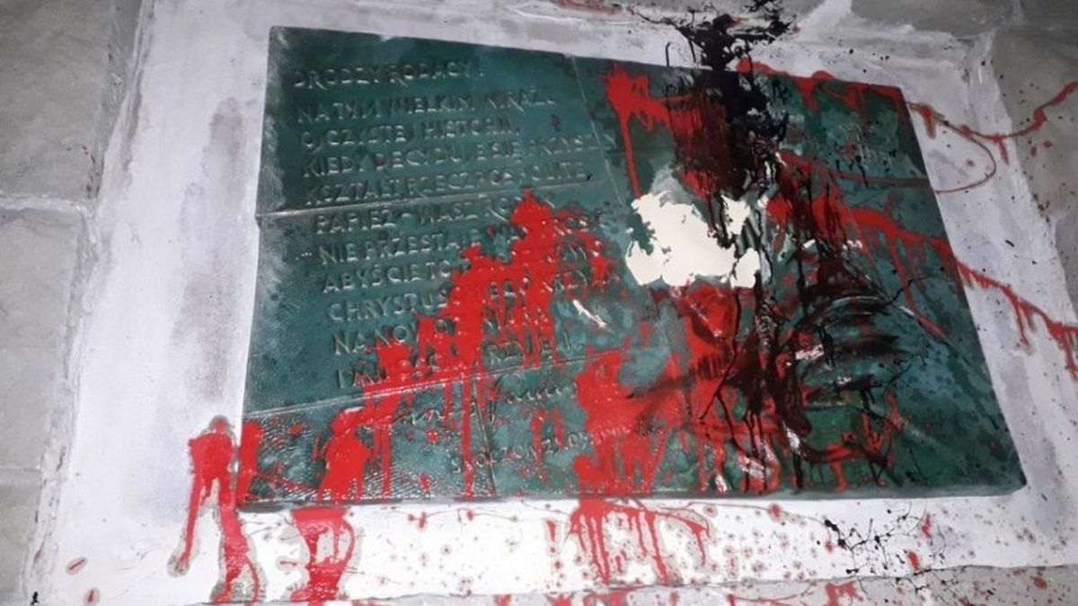 Śląskie. Sprawca oblał farbą tablicę ze słowami Jana Pawła II.
