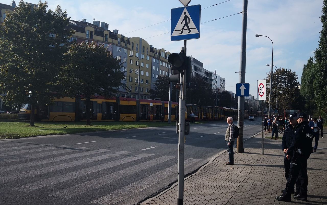 Poważna awaria tramwajów na Ochocie. Ciężarówka zerwała sieć trakcyjną