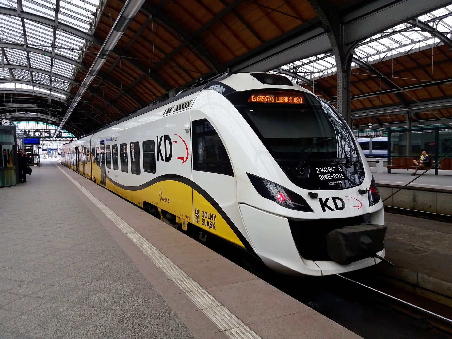 Pociąg Impuls Newag Kolei Dolnośląskich na Dworcu Głównym we Wrocławiu.