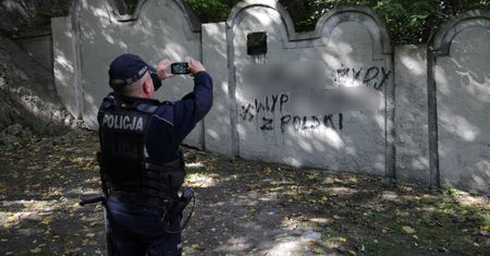 Kraków. Wulgarne napisy i swastyka na murze dawnego getta żydowskiego