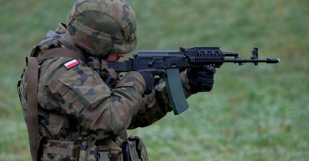 Żołnierz rzucił się z nożem na żonę. Dostał łagodną karę, przenieśli go do innej jednostki