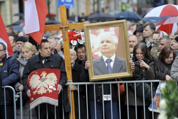 Tysiące zwolenników PiS na Krakowskim Przedmieściu