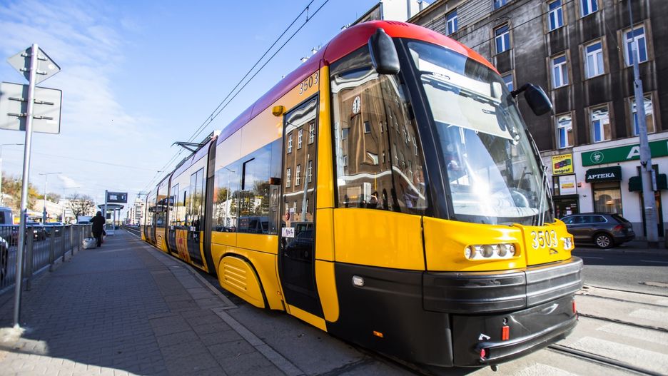 Warszawa. Utrudnienia w kursowaniu tramwajów i autobusów. Powodem wypadek i podejrzany ładunek.